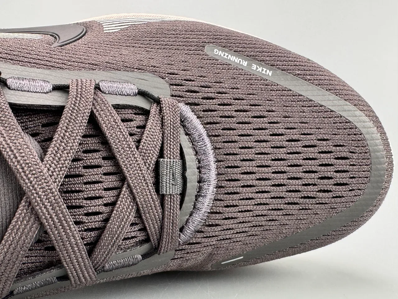 Nike Gray White Engineered Knit Upper Wave-Patterned ZoomX Midsole Running Shoes 2