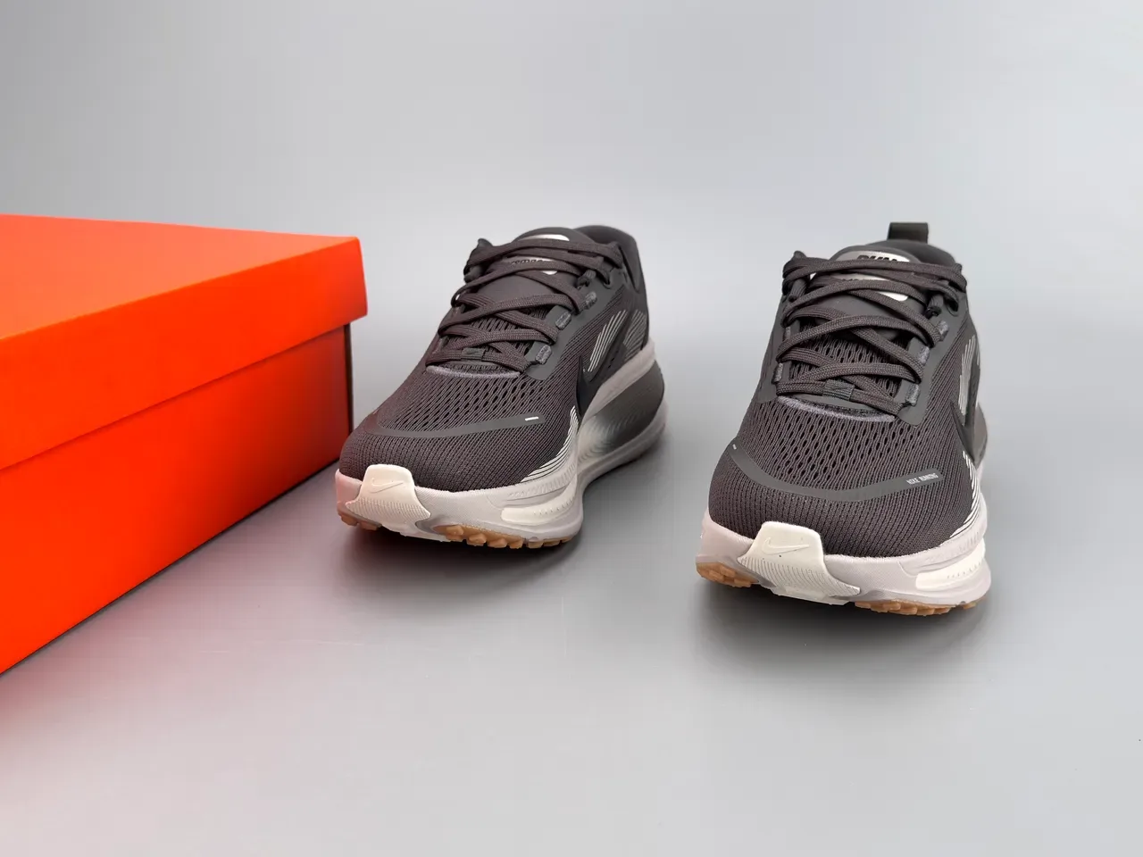 Nike Gray White Engineered Knit Upper Wave-Patterned ZoomX Midsole Running Shoes 3