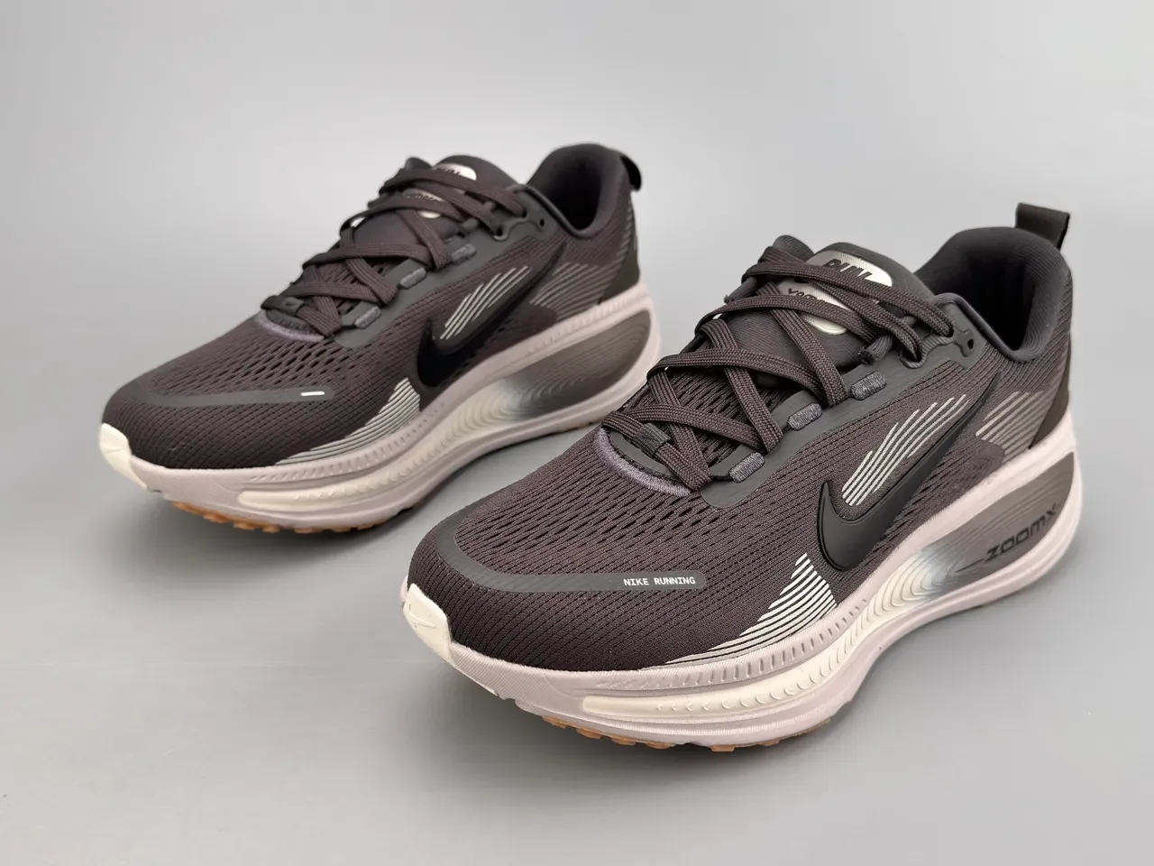 Nike Gray White Engineered Knit Upper Wave-Patterned ZoomX Midsole Running Shoes 5