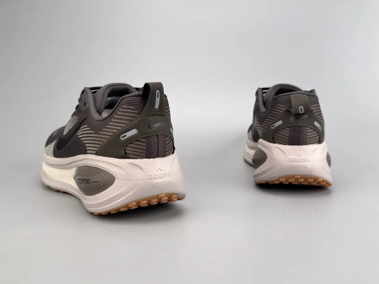 Nike Gray White Engineered Knit Upper Wave-Patterned ZoomX Midsole Running Shoes 6
