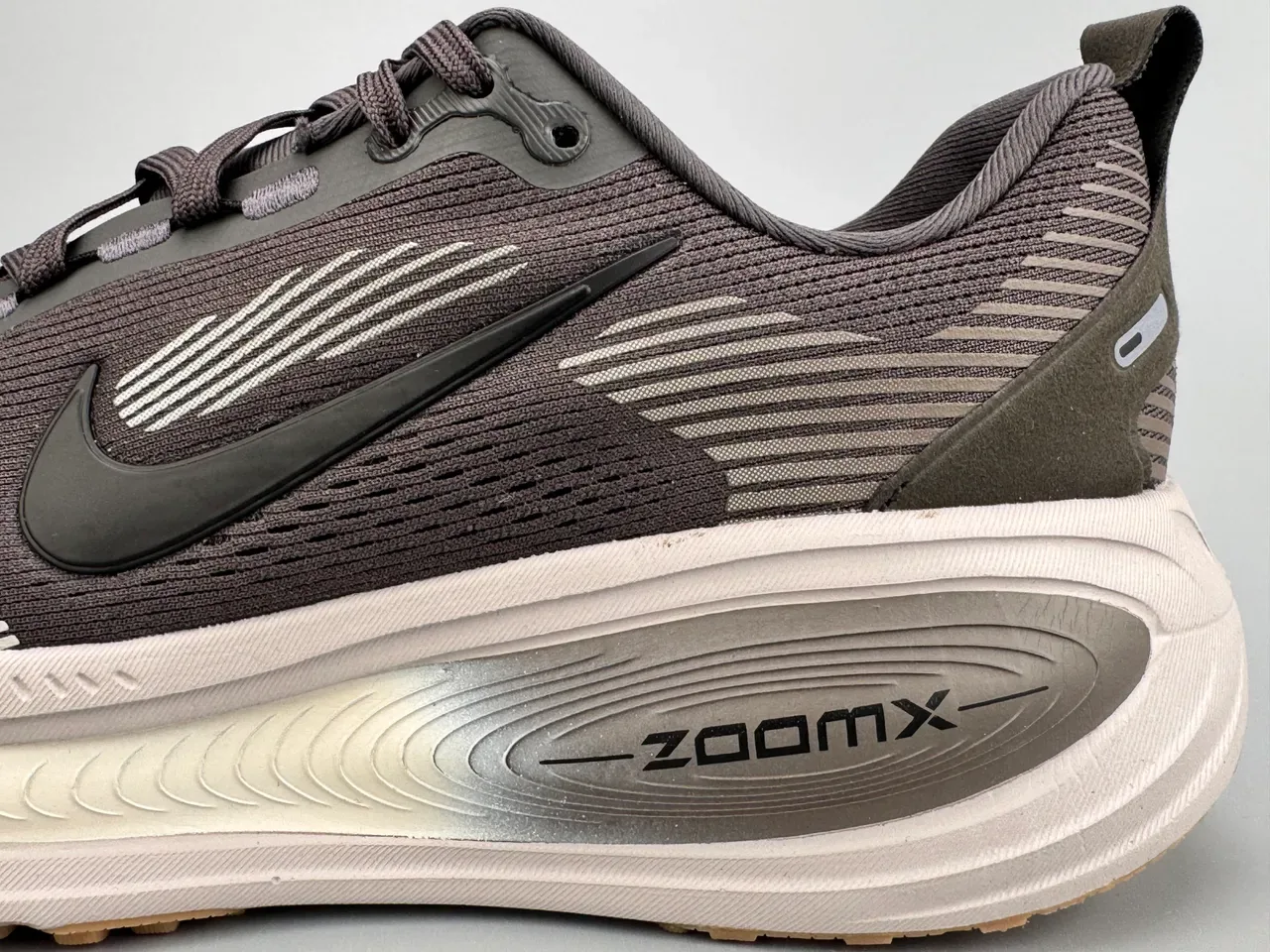 Nike Gray White Engineered Knit Upper Wave-Patterned ZoomX Midsole Running Shoes 7