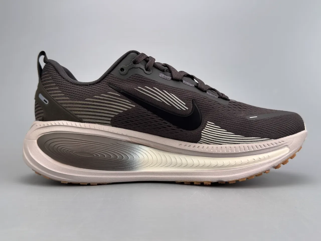 Nike Gray White Engineered Knit Upper Wave-Patterned ZoomX Midsole Running Shoes 10