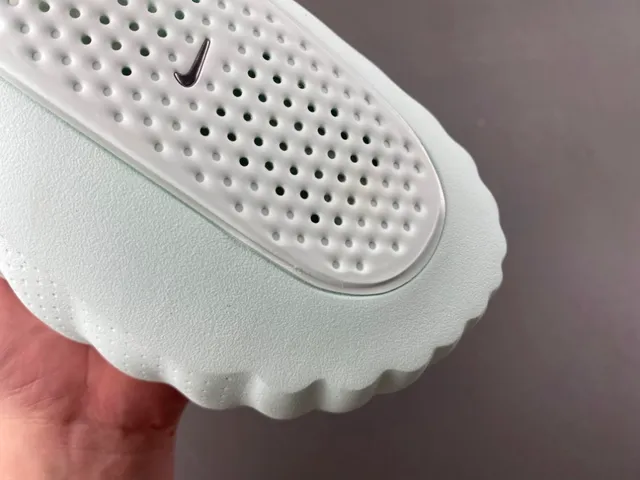 Nike Green Black Molded Foam Construction Scalloped Sole Edge Slippers 2