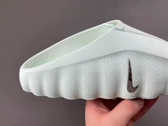 Nike Green Black Molded Foam Construction Scalloped Sole Edge Slippers 3