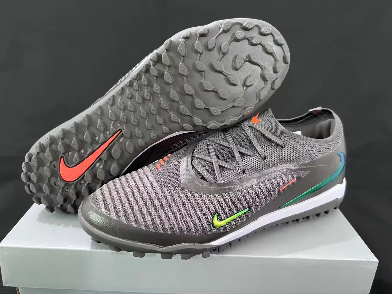 Nike GripPoint Noir et Vert Iridescent Turf Chaussures de Football 14