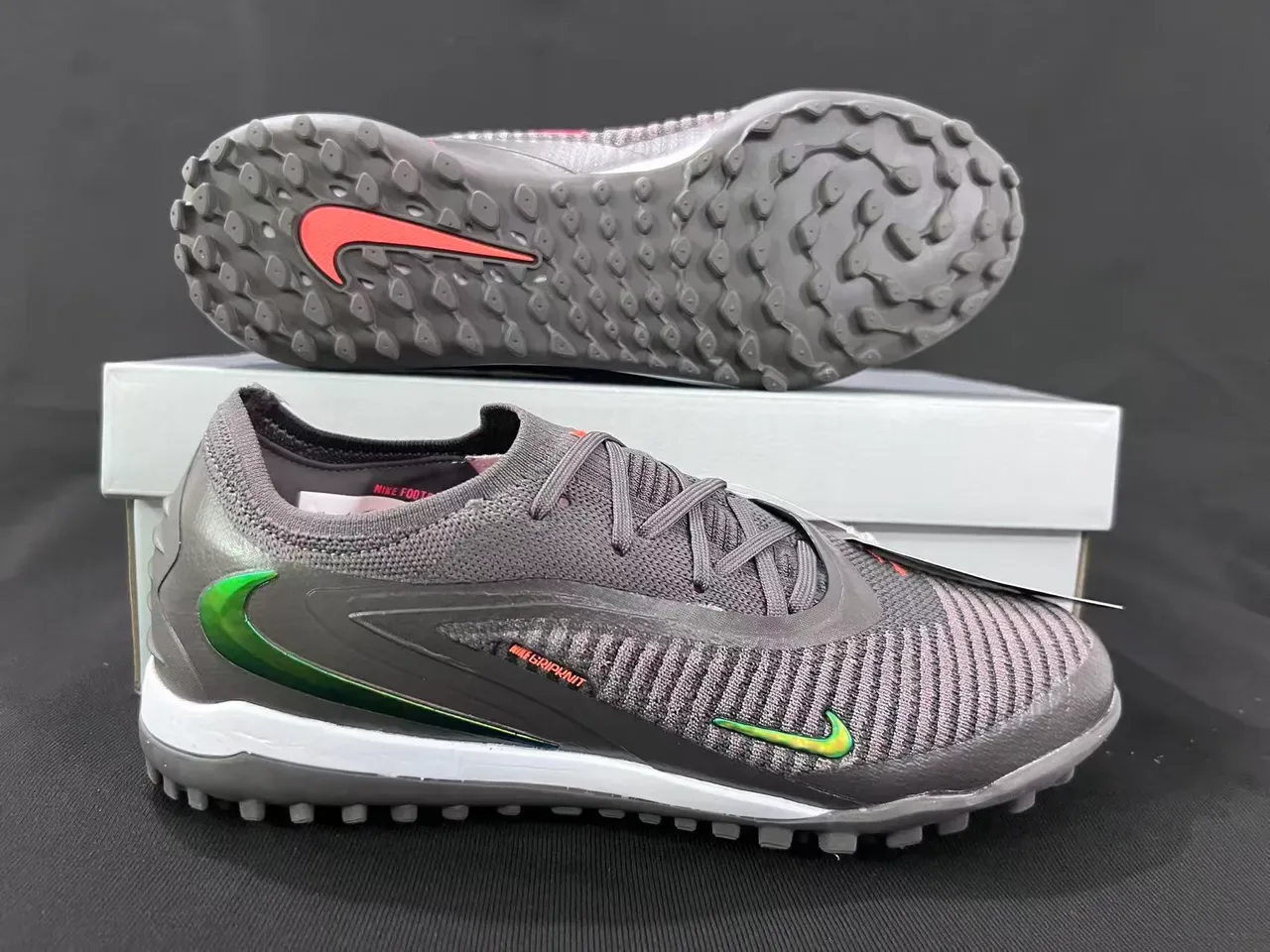 Nike GripPoint Noir et Vert Iridescent Turf Chaussures de Football 16