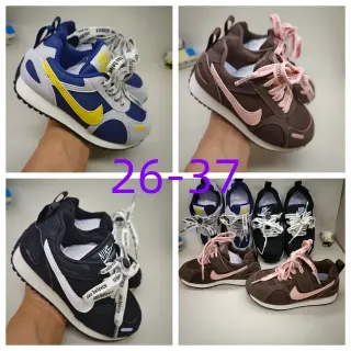 Nike Navy Yellow রেট্রো-ইনস্পায়ার্ড লো-টপ স্নিকার