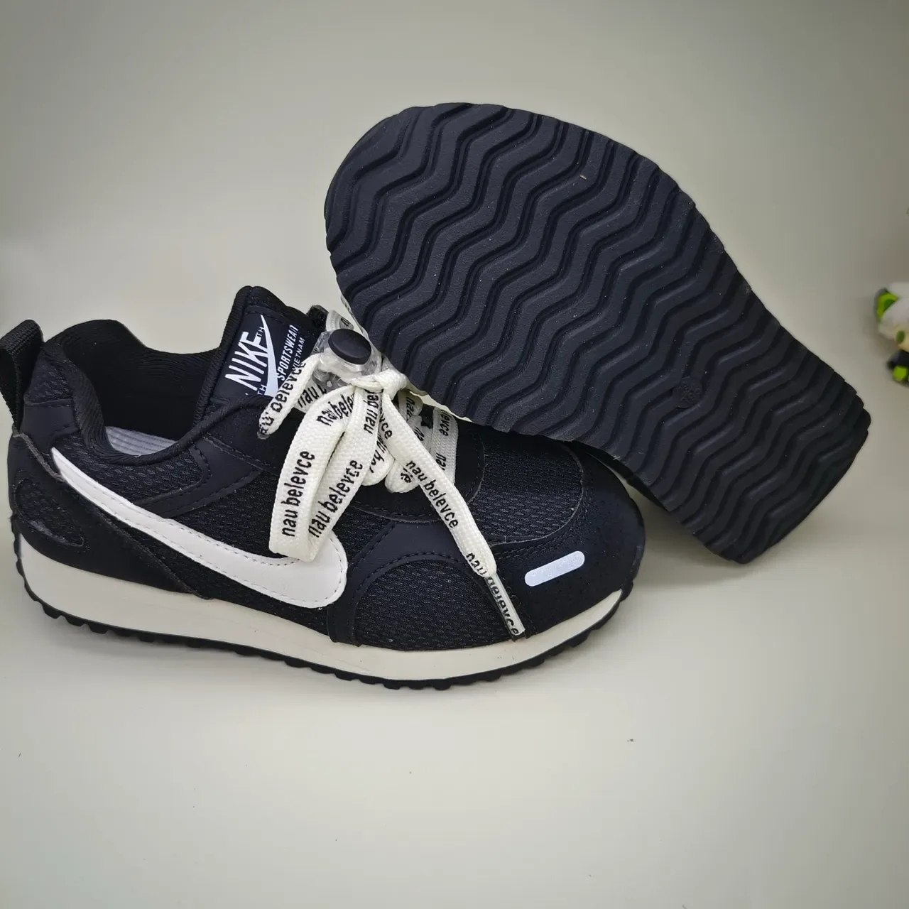 Nike Navy Yellow Retro-Inspired Low-Top Sneakers 14