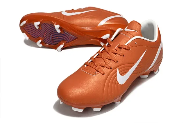 Nike برتقالي وأبيض أحذية كرة القدم للأرض الصلبة 3