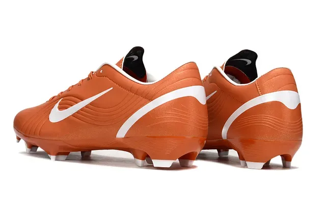 Nike برتقالي وأبيض أحذية كرة القدم للأرض الصلبة 4