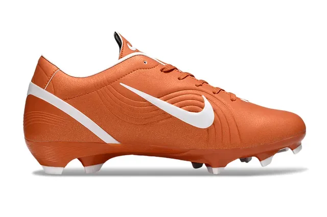 Nike برتقالي وأبيض أحذية كرة القدم للأرض الصلبة 5