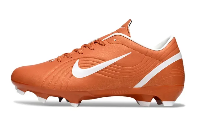 Nike برتقالي وأبيض أحذية كرة القدم للأرض الصلبة 6