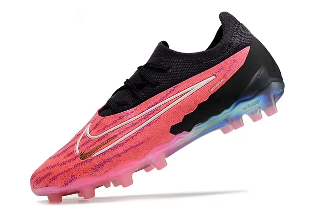 Nike Phantom GT Chaussures de football avec upper en maille rose et noir, semelle iridescente, pour terrain ferme 3