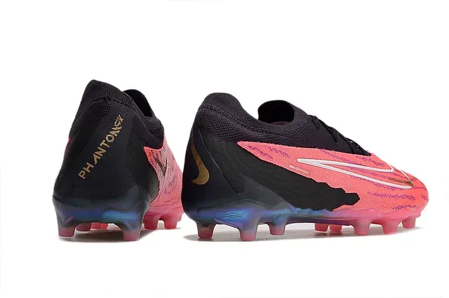 Nike Phantom GT Chaussures de football avec upper en maille rose et noir, semelle iridescente, pour terrain ferme 5