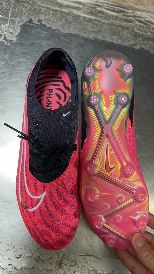 Nike Phantom GT Chaussures de football avec upper en maille rose et noir, semelle iridescente, pour terrain ferme 8
