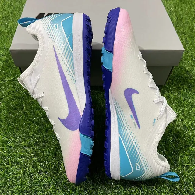 Nike Phantom GT chaussures de football avec upper en dégradé rose bleu et Swoosh violet pour pelouse artificielle 2