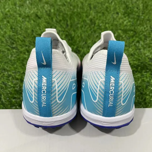 Nike Phantom GT chaussures de football avec upper en dégradé rose bleu et Swoosh violet pour pelouse artificielle 3