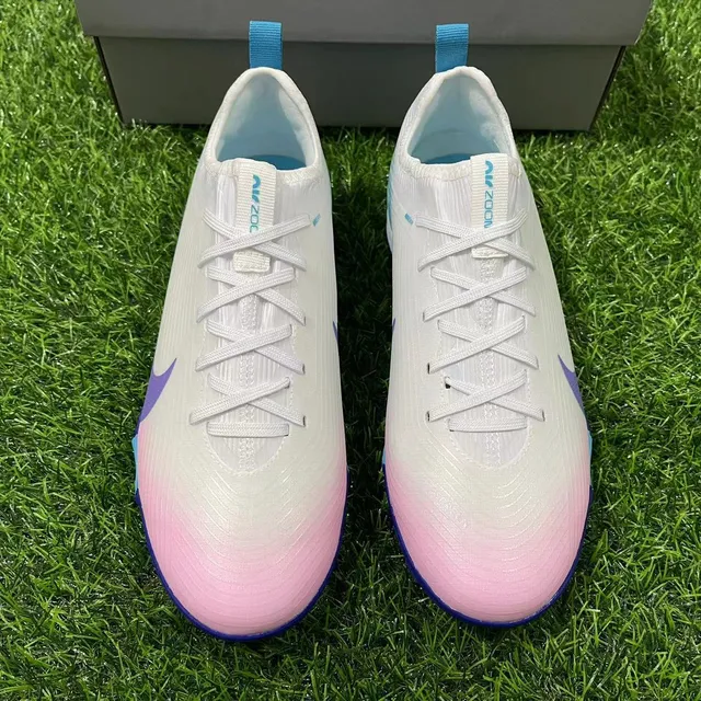 Nike Phantom GT chaussures de football avec upper en dégradé rose bleu et Swoosh violet pour pelouse artificielle 4