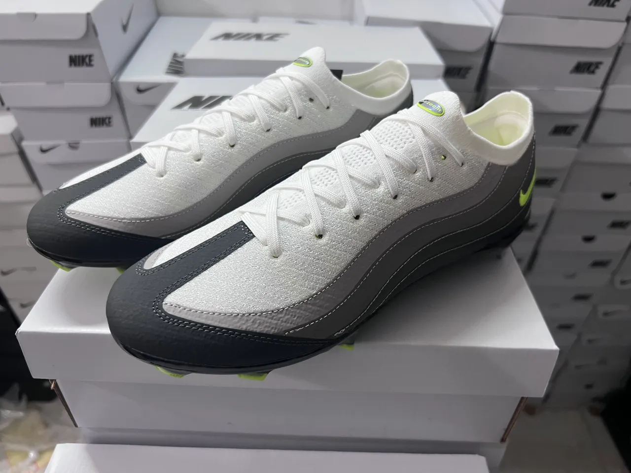 Nike Phantom GT Blanc Gris Bas Lacets Terrain Firme Chaussures de Football 8