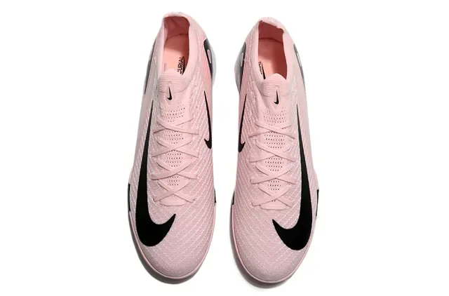 Nike chaussures de football avec upper en knit rose et noir, overlays motif ondulé pour turf 2