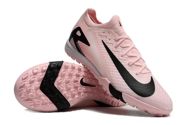 Nike chaussures de football avec upper en knit rose et noir, overlays motif ondulé pour turf 3