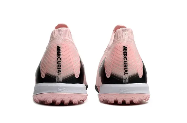 Nike chaussures de football avec upper en knit rose et noir, overlays motif ondulé pour turf 4
