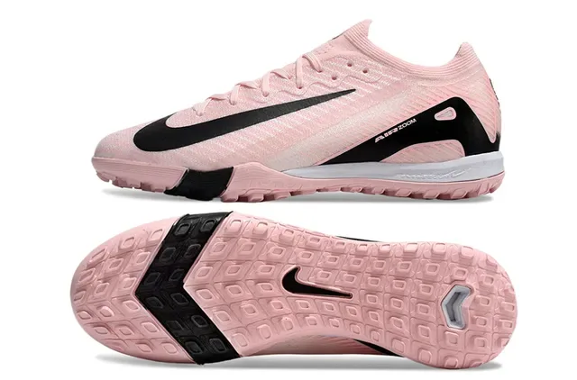 Nike chaussures de football avec upper en knit rose et noir, overlays motif ondulé pour turf 5