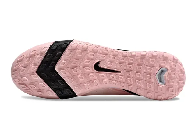 Nike chaussures de football avec upper en knit rose et noir, overlays motif ondulé pour turf 6