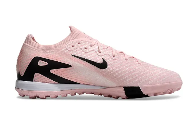 Nike chaussures de football avec upper en knit rose et noir, overlays motif ondulé pour turf 7