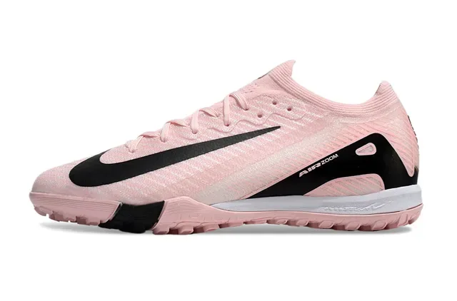 Nike chaussures de football avec upper en knit rose et noir, overlays motif ondulé pour turf 8