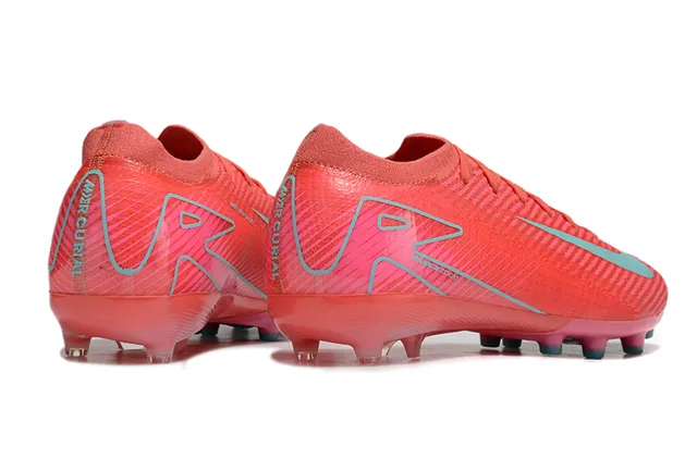 Nike Chaussures de football avec upper en tricot rose et bleu, col avec ajustement dynamique, pour terrain ferme 5