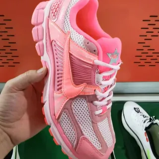 Nike Tênis de Corrida Rosa Branco Malha e Sintético Superposição Detalhe de Cage Translucido