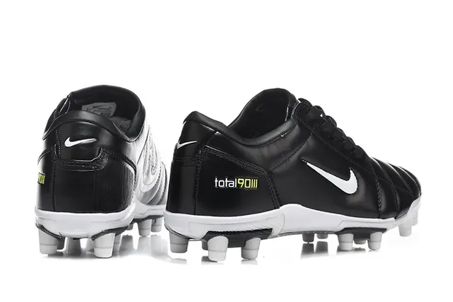 Nike Total 90 III Preto e Branco Sol Firme Sapatos de Futebol 5