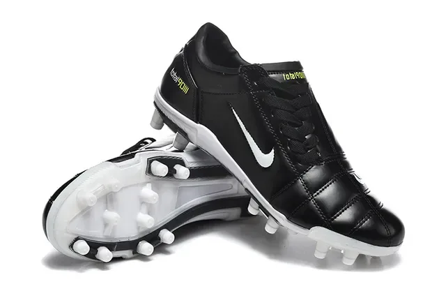 Nike Total 90 III Preto e Branco Sol Firme Sapatos de Futebol 7