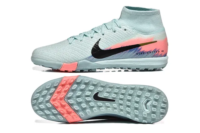Nike United Chaussures de soccer pour pelouse Bleu Rose avec Collet en Knit ajusté comme une chaussette, upper mid-cut collar 9