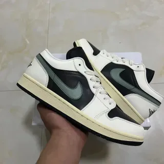 Nike White Black Low-Top Leather Upper Lifestyle Sneakers