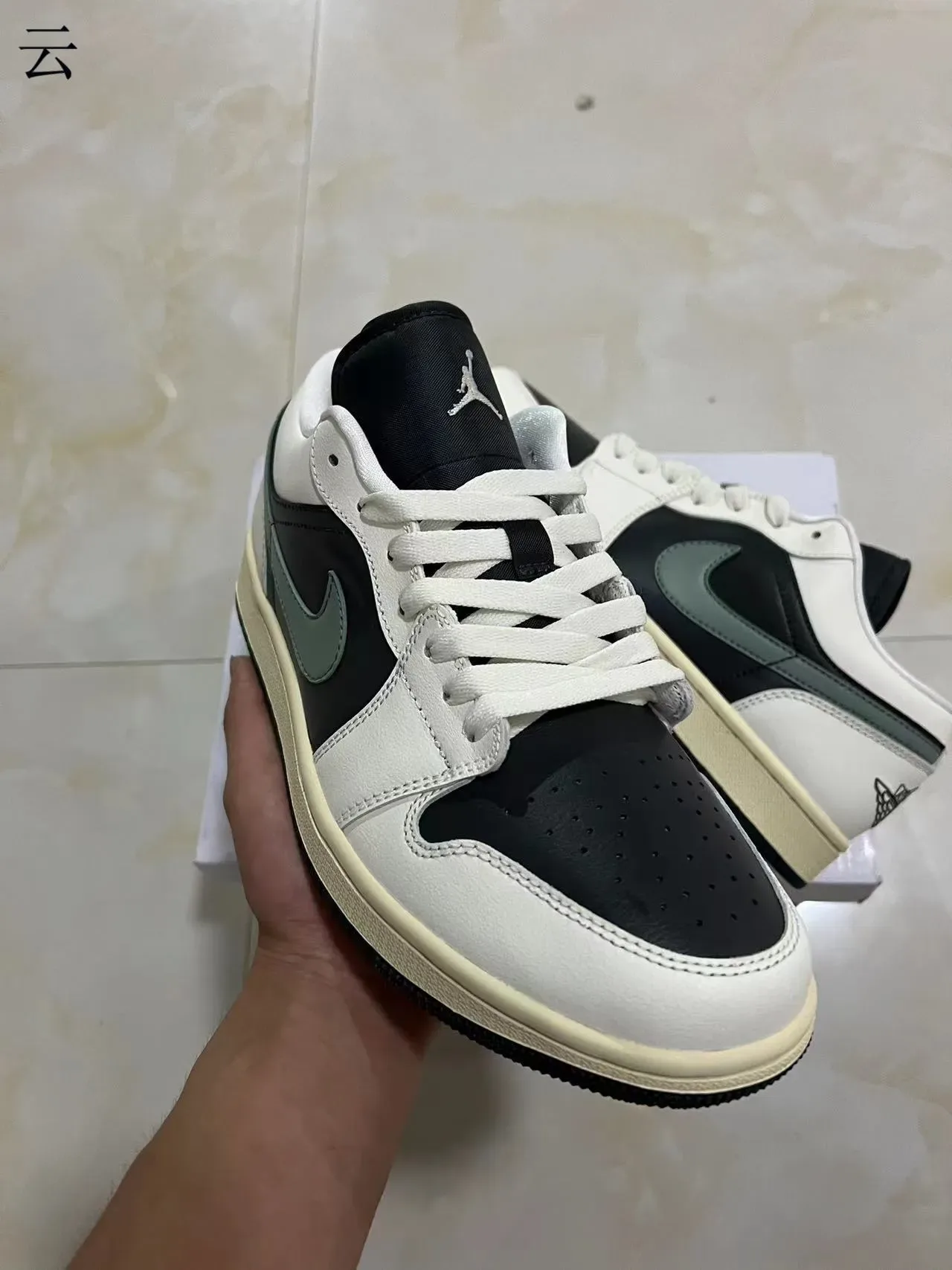 Nike White Black Low-Top Leather Upper Lifestyle Sneakers 2