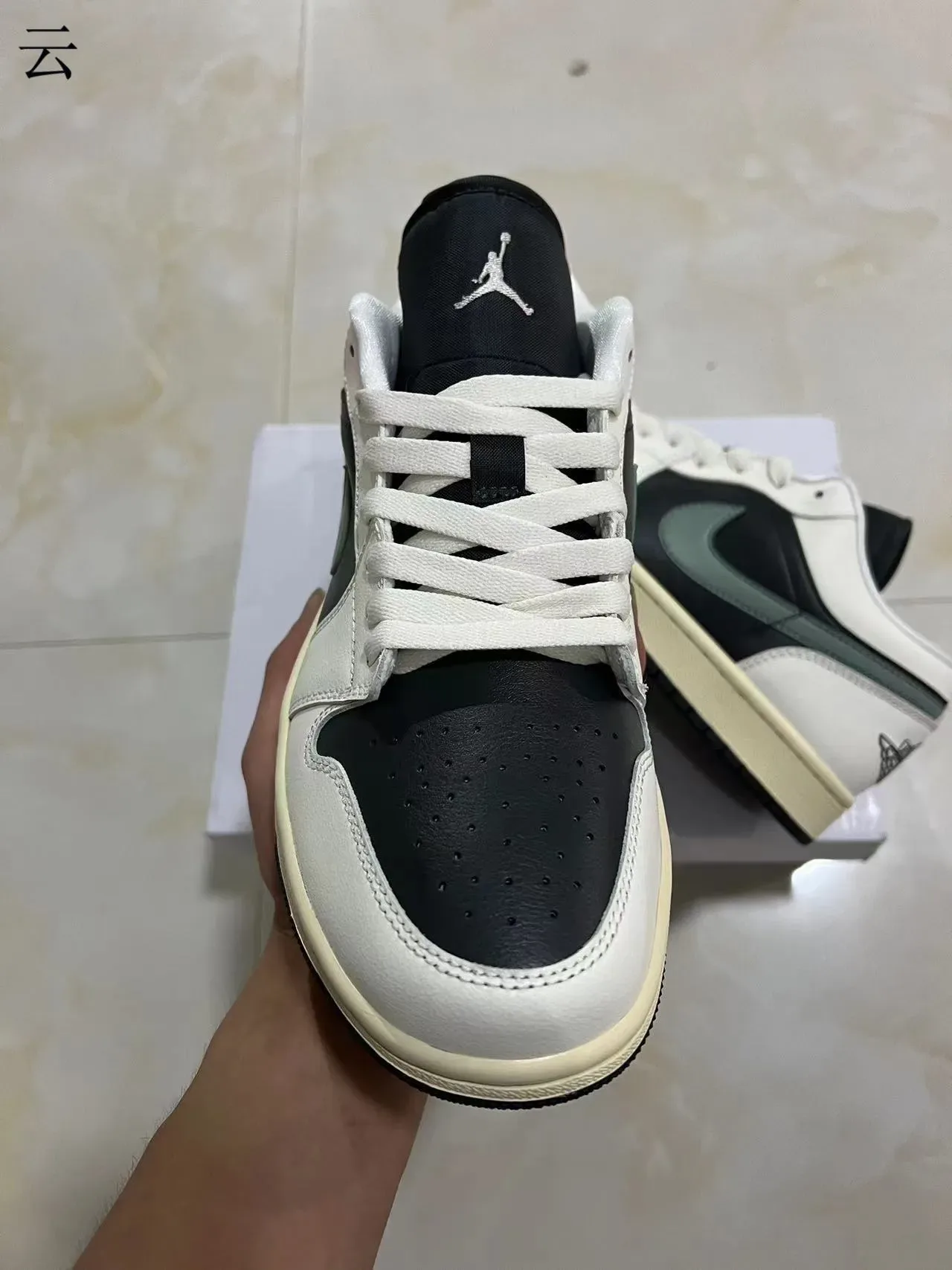 Nike White Black Low-Top Leather Upper Lifestyle Sneakers 3
