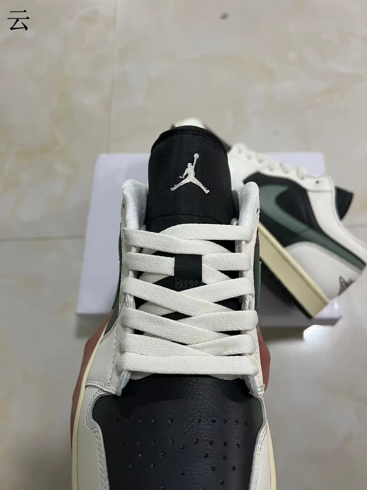 Nike White Black Low-Top Leather Upper Lifestyle Sneakers 4