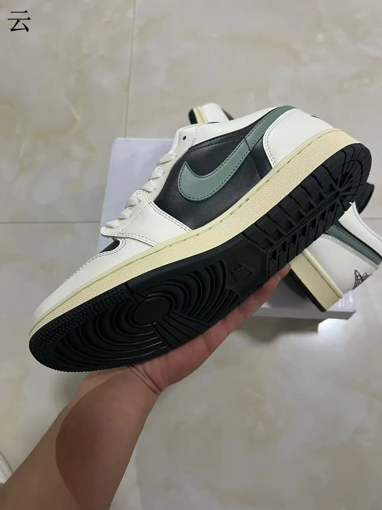 Nike White Black Low-Top Leather Upper Lifestyle Sneakers 6