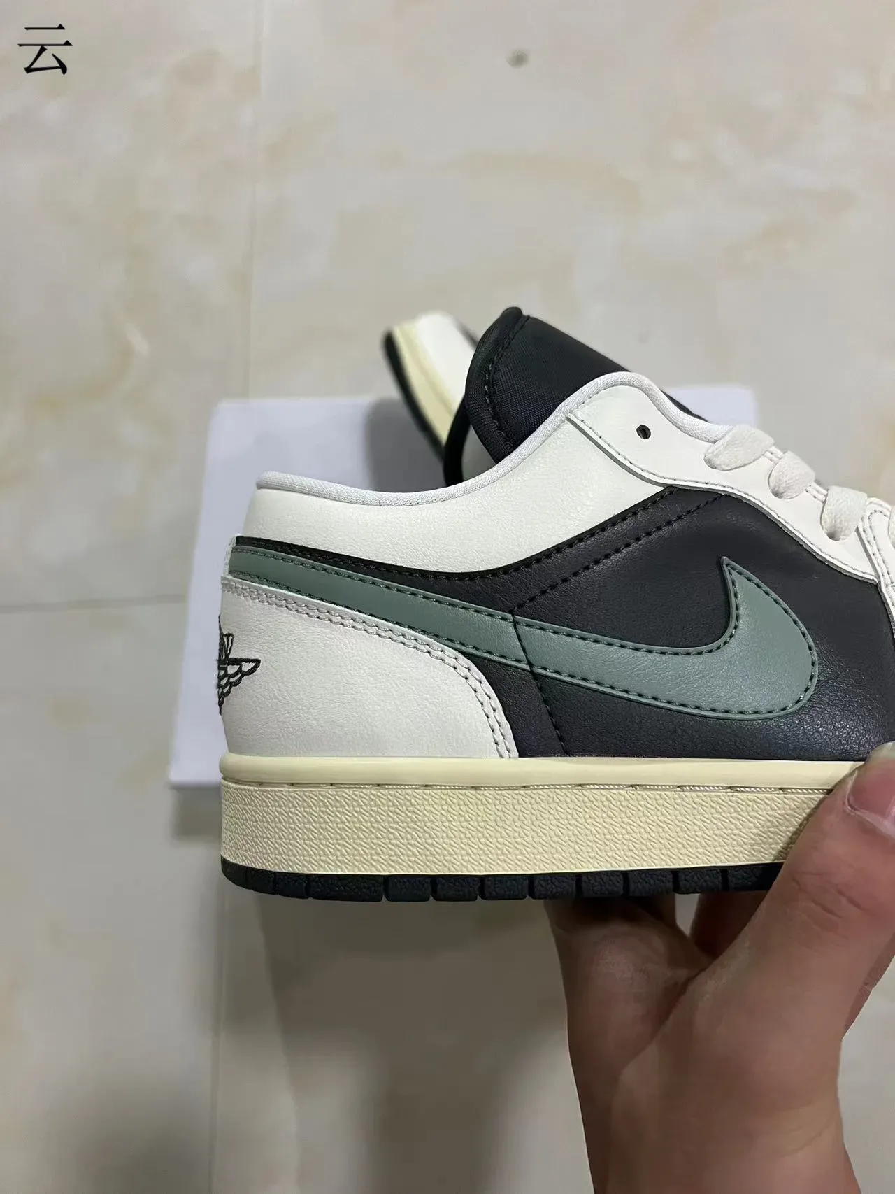 Nike White Black Low-Top Leather Upper Lifestyle Sneakers 7