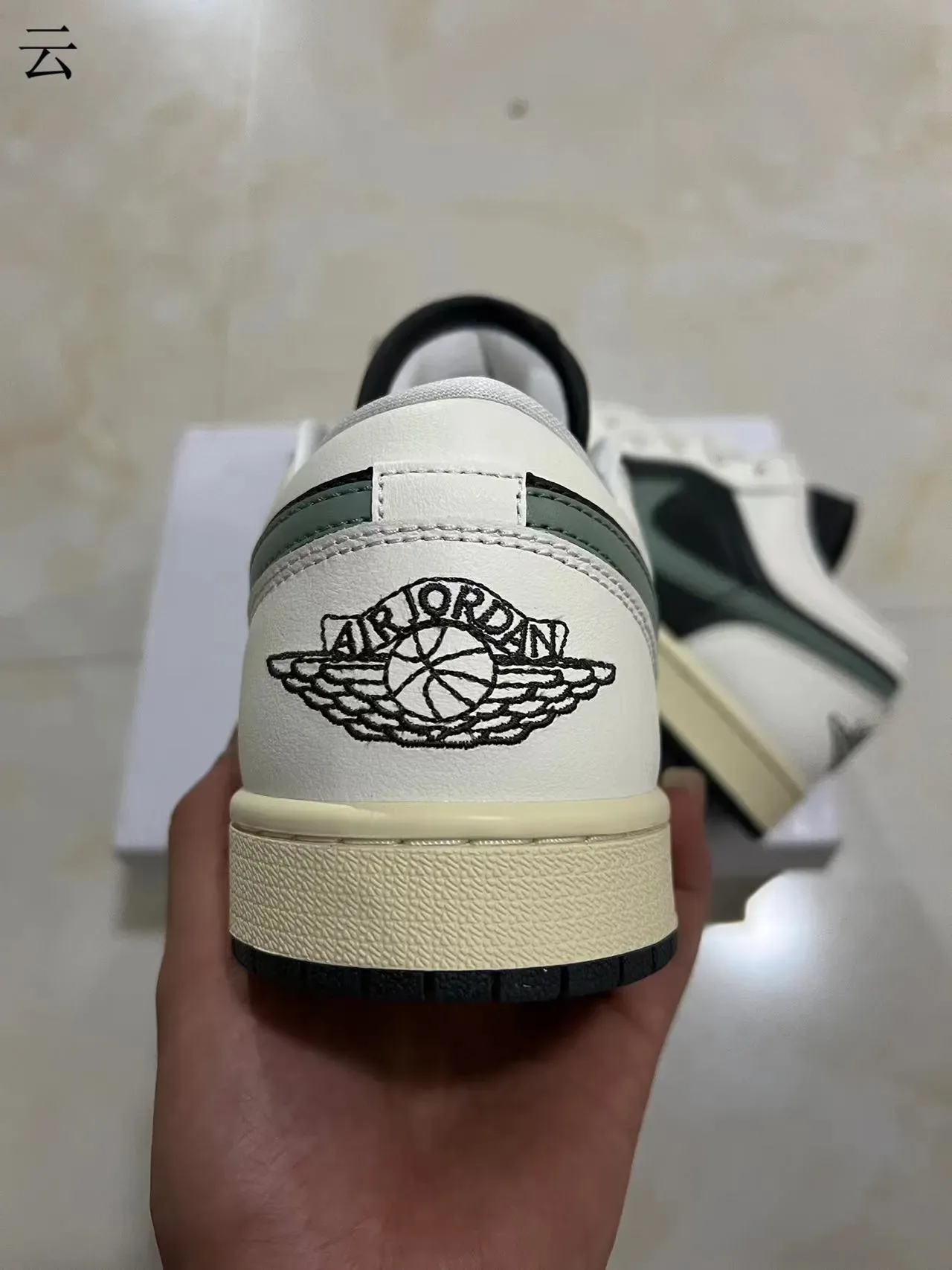 Nike White Black Low-Top Leather Upper Lifestyle Sneakers 8