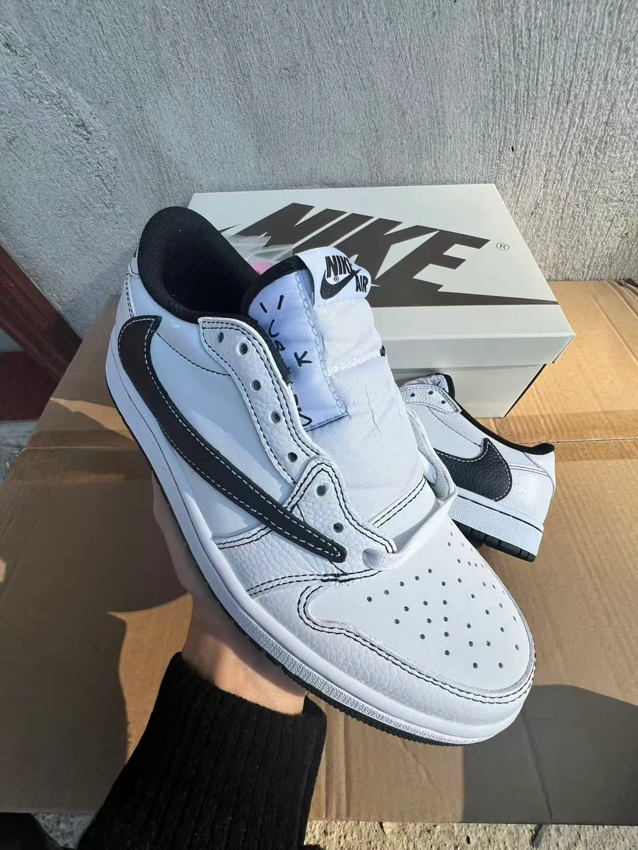 Nike White Black Low-Top Leather Upper Lifestyle Sneakers 2