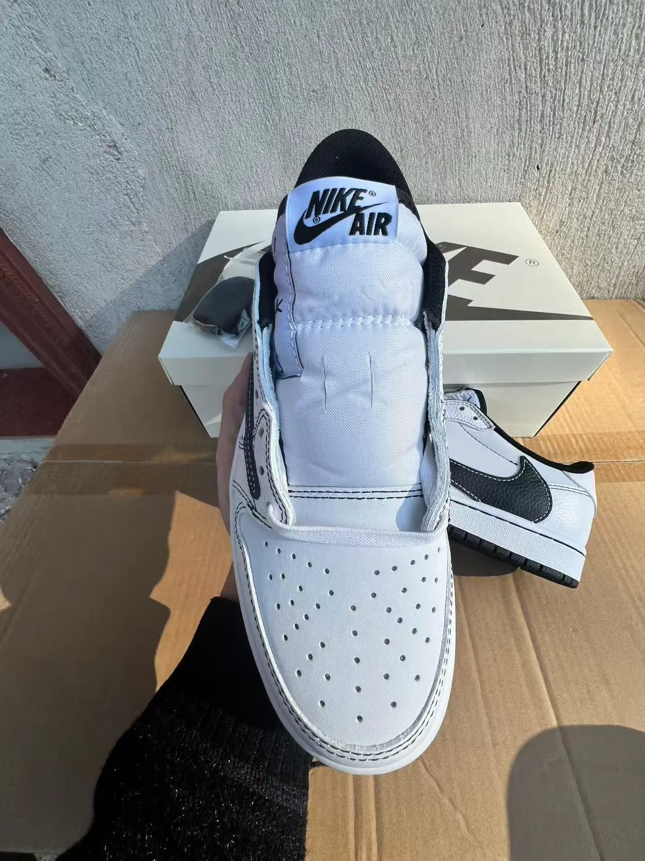 Nike White Black Low-Top Leather Upper Lifestyle Sneakers 3