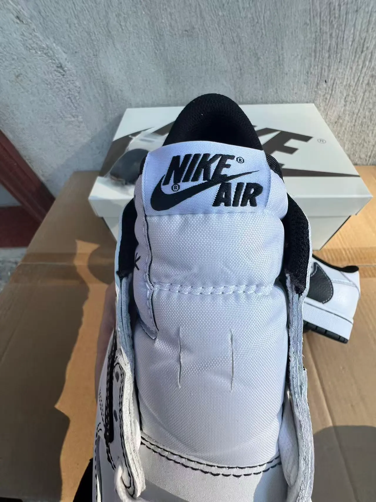 Nike White Black Low-Top Leather Upper Lifestyle Sneakers 4