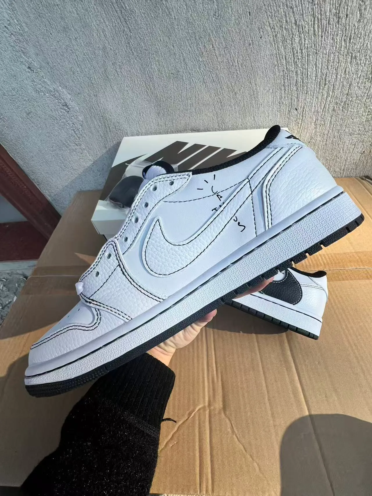 Nike White Black Low-Top Leather Upper Lifestyle Sneakers 5