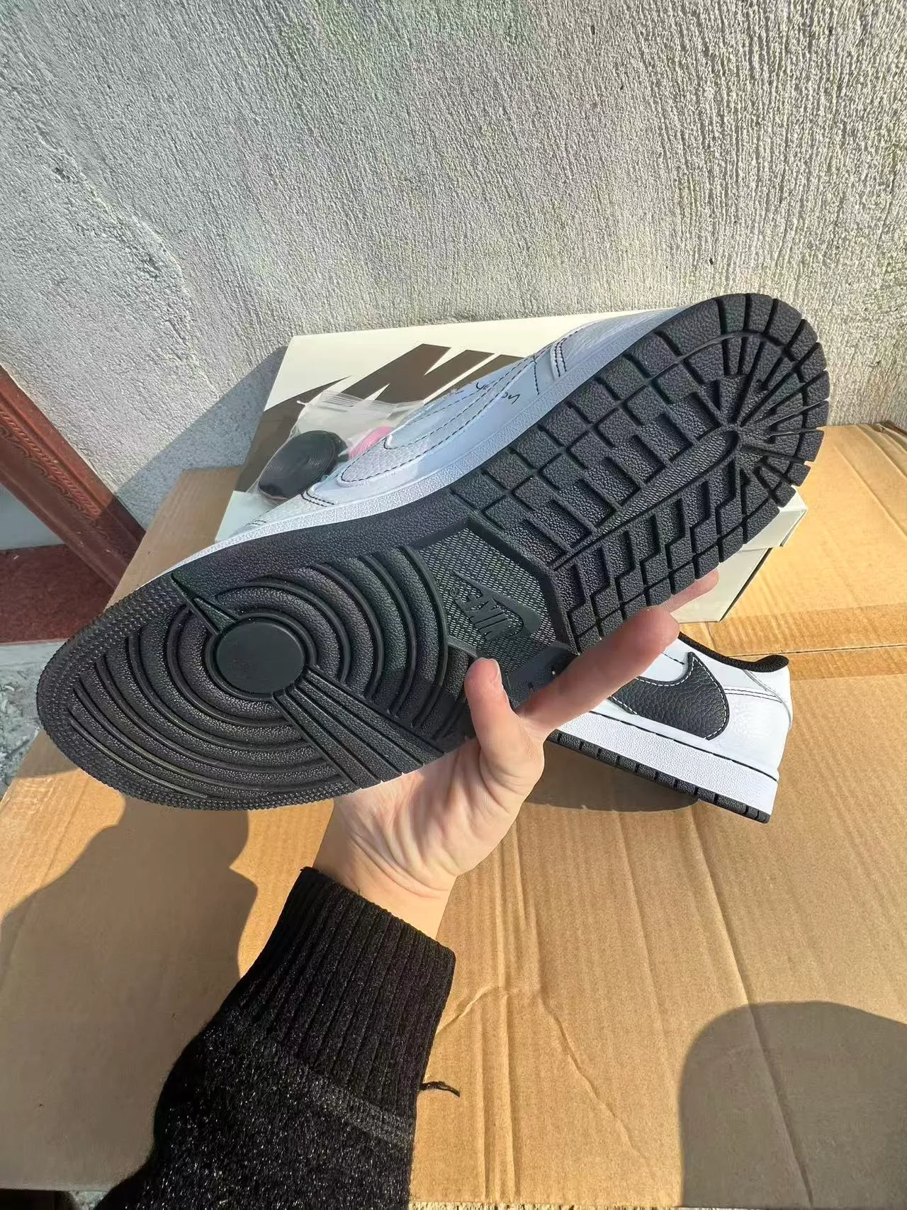 Nike White Black Low-Top Leather Upper Lifestyle Sneakers 6