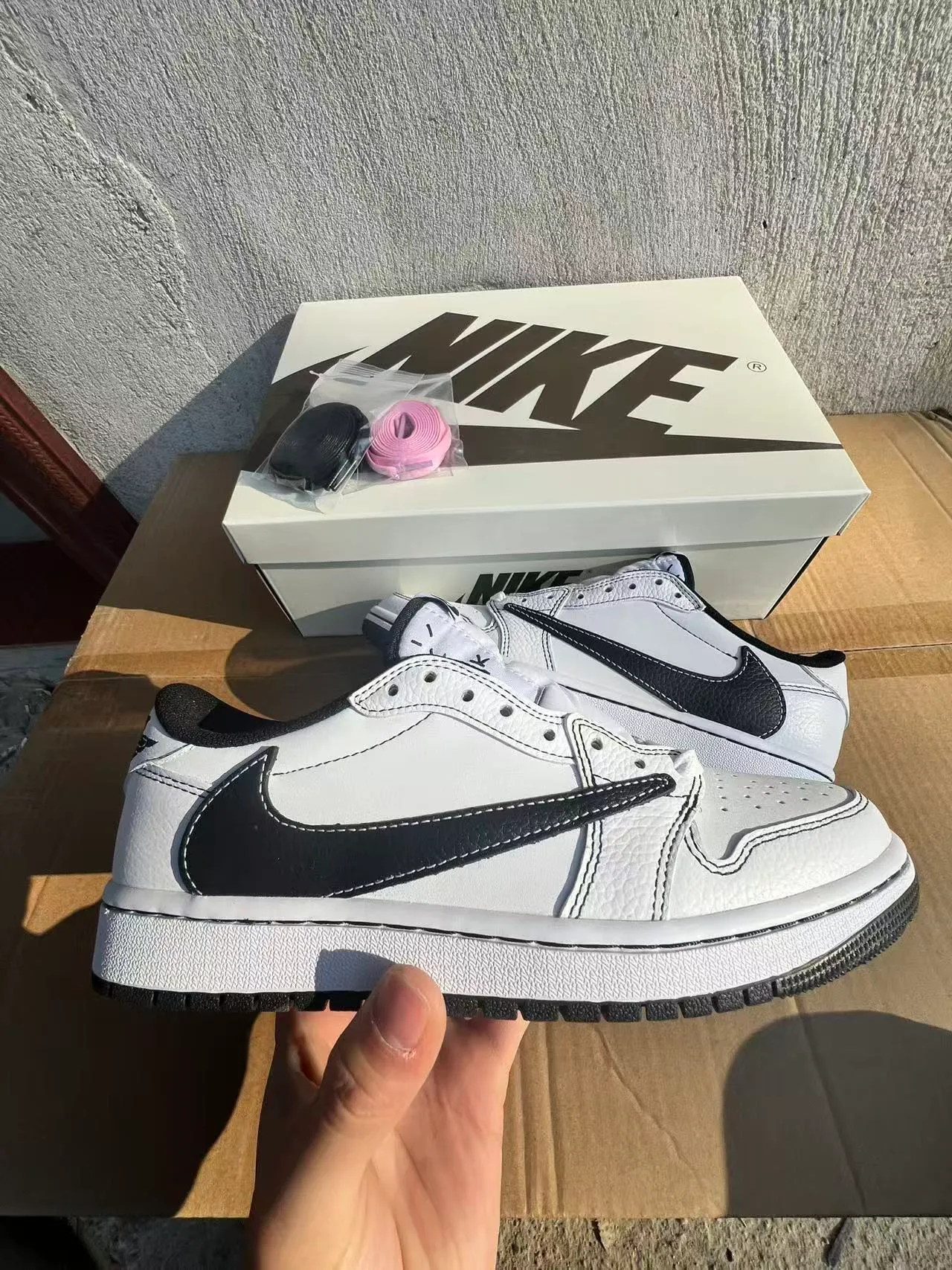 Nike White Black Low-Top Leather Upper Lifestyle Sneakers 7