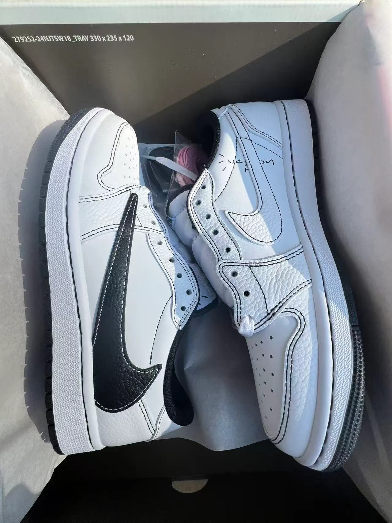 Nike White Black Low-Top Leather Upper Lifestyle Sneakers 9