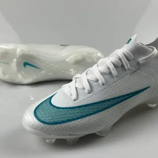Nike أحذية كرة القدم أبيض وأزرق مع upper من الكينيت و overlay سووش باللون الزمردي للأرض الصلبة
